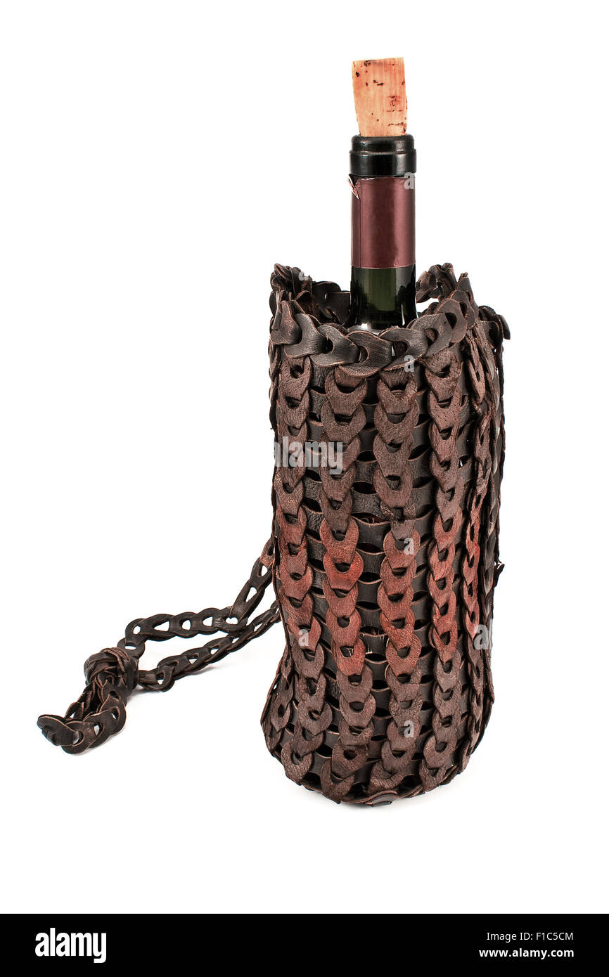 Vecchio vino in pelle borsa con bottiglia di vino isolato su bianco Foto Stock