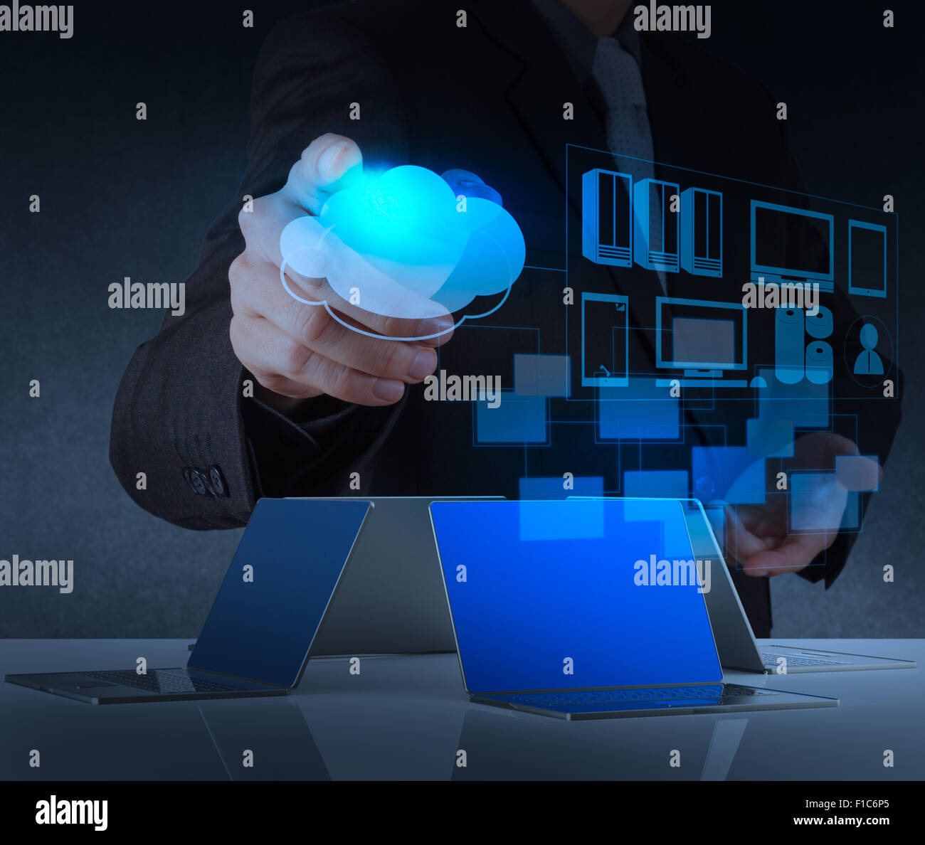 Imprenditore lavora a mano con il nuovo computer moderno e strategia aziendale come concetto Foto Stock