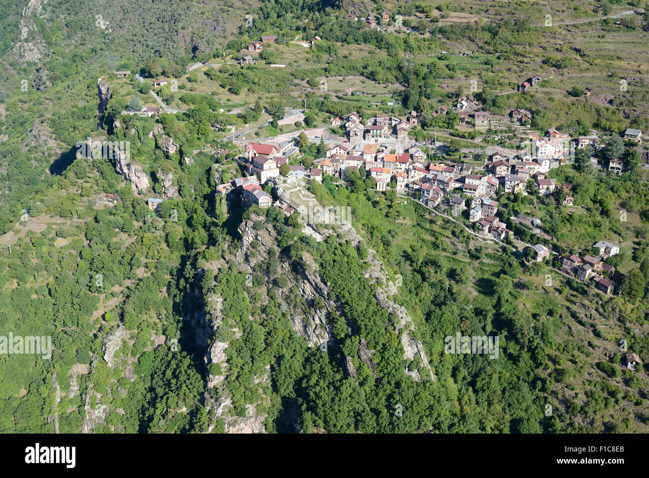VISTA AEREA. Arroccato borgo medievale di Roure (altitudine: 1100 metri). Valle Tinée, Alpes-Maritimes, il backcountry della Costa Azzurra, Francia. Foto Stock