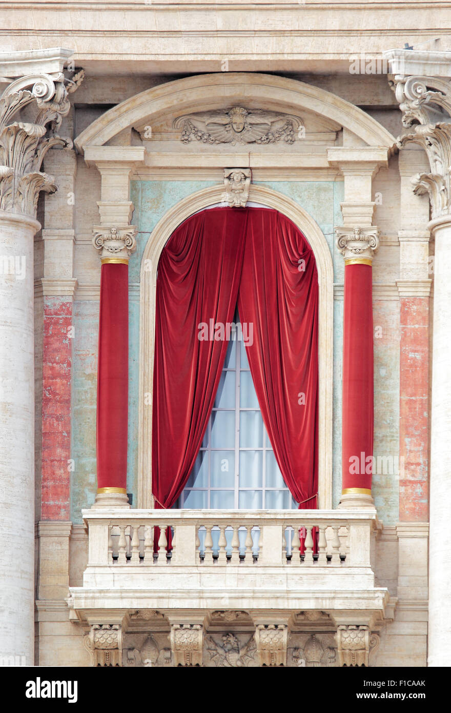 Balcone della Basilica di San Giovanni in Laterano a Roma, Italia. Questo balcone è utilizzato come il pulpito dal papa durante specifiche ceremonie Foto Stock