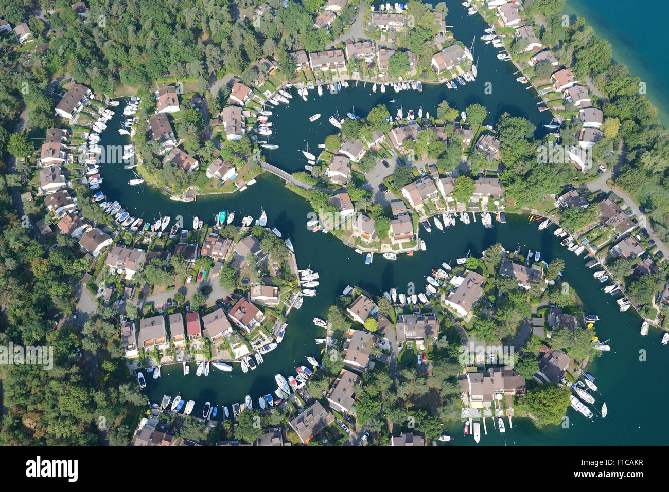 VISTA AEREA. Marina con molte residenze, tutte con un ormeggio privato. Port Ripaille, Lago di Ginevra, Haute-Savoie, Auvergne-Rhône-Alpes, Francia. Foto Stock