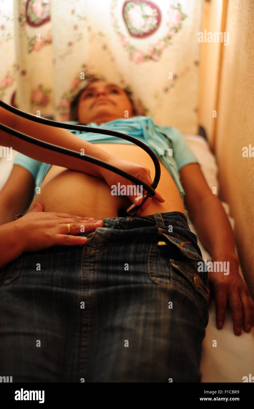 Guatemala, Jalapa, controllo prebirth (infermiere Sonia Cardona 23 anni e paziente Felicita Sanchez Jimenez 25 anni) Foto Stock