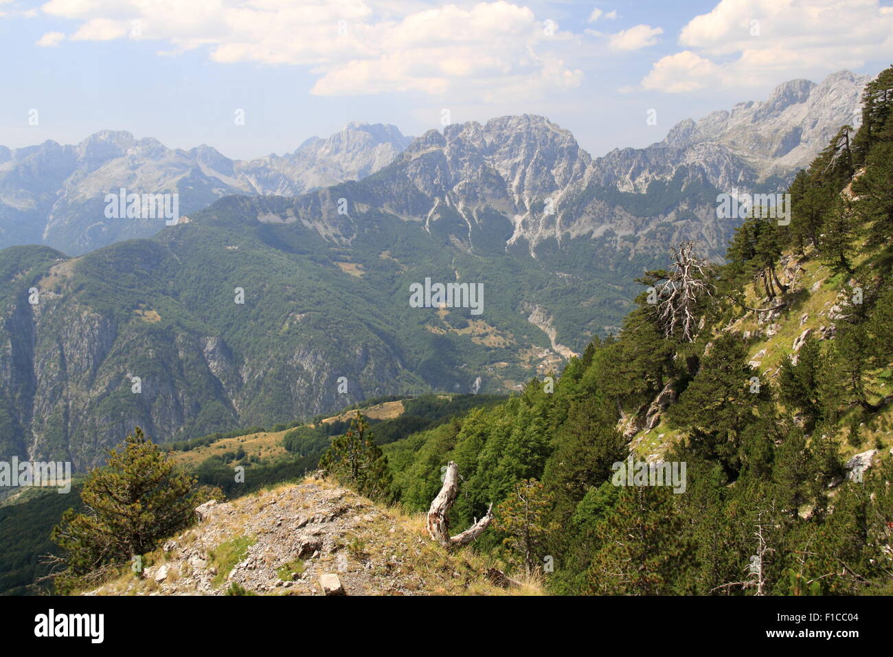 Radohima massiccio e Thethi valle dal percorso tra Thethi e Valbona Pass, Thethi Parco Nazionale Monti maledetta, Albania, Balcani, Europa Foto Stock