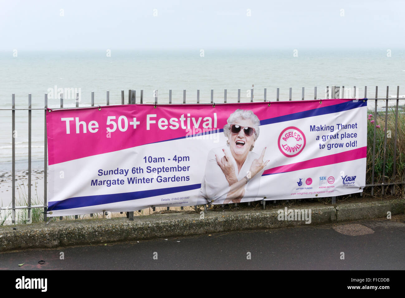 Un banner in Broadstairs pubblicità Il 50+ Festival a Margate Winter Gardens. Foto Stock