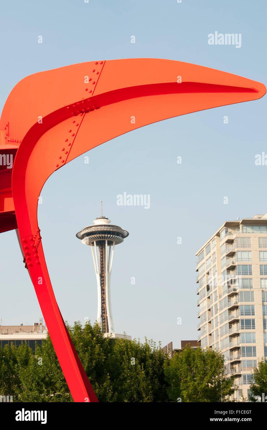 Dettaglio dell'Aquila scultura di 1971 da Alexander Calder. In Seattle Olympic Sculpture Park con lo Space Needle in background. Foto Stock