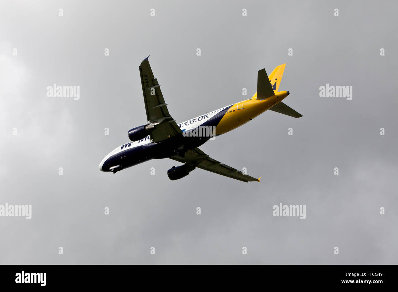 Airbus A320-200 aereo di proprietà di Monarch Foto Stock