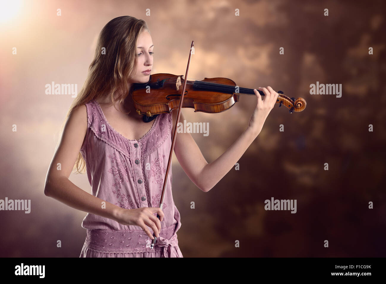 Donna che suona il violino immagini e fotografie stock ad alta risoluzione  - Alamy