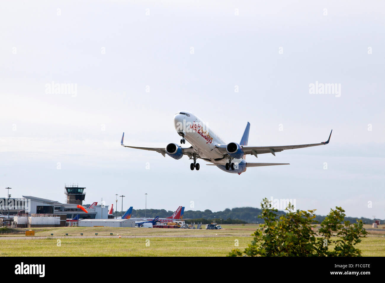 Jet2 Vacanze Boeing 757-200 aereo in fase di decollo a Leeds Bradford Airport. Foto Stock