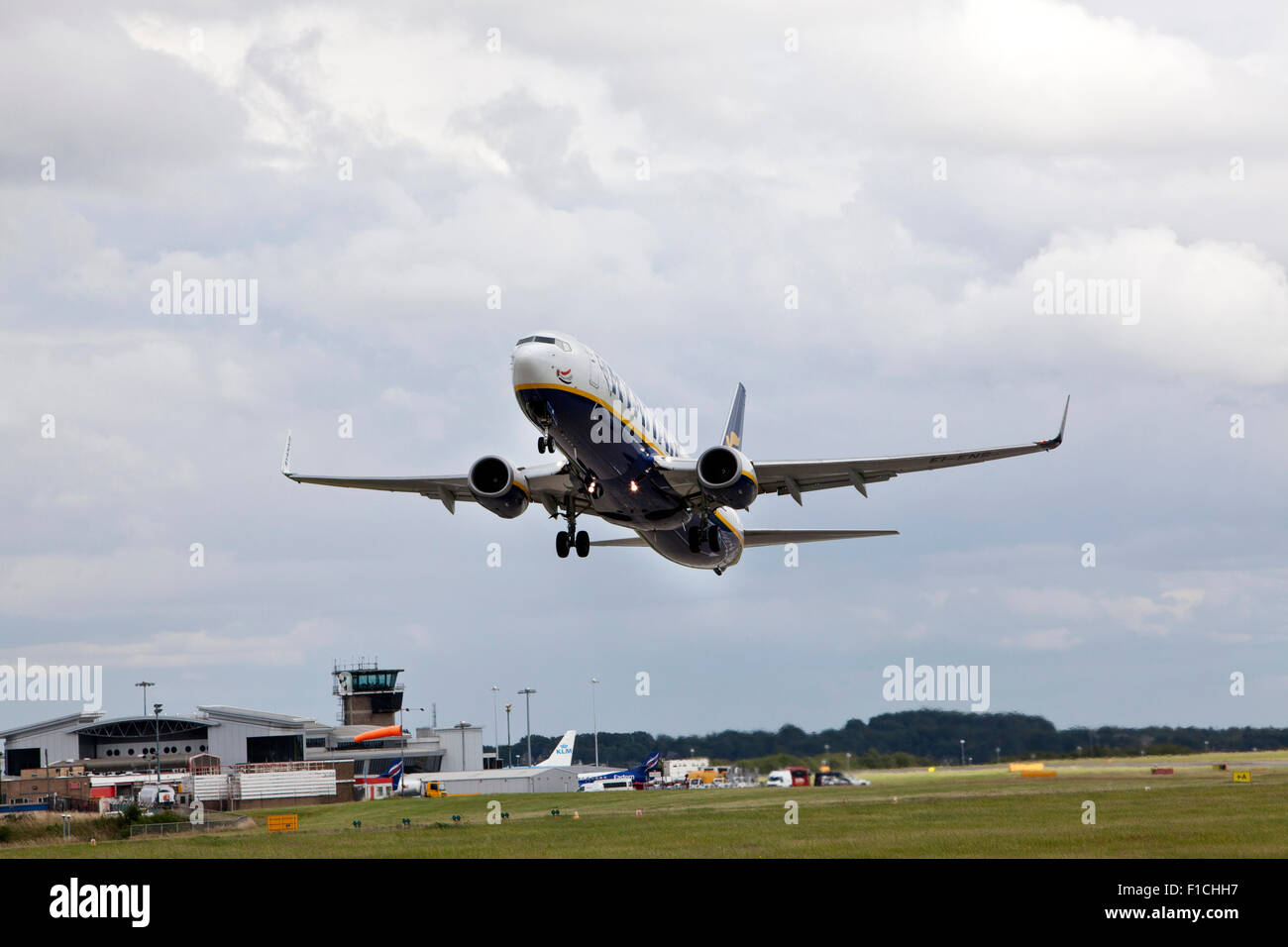 Ryanair Boeing 737-800 aereo all'aeroporto di Leeds Bradford. Taking off Foto Stock