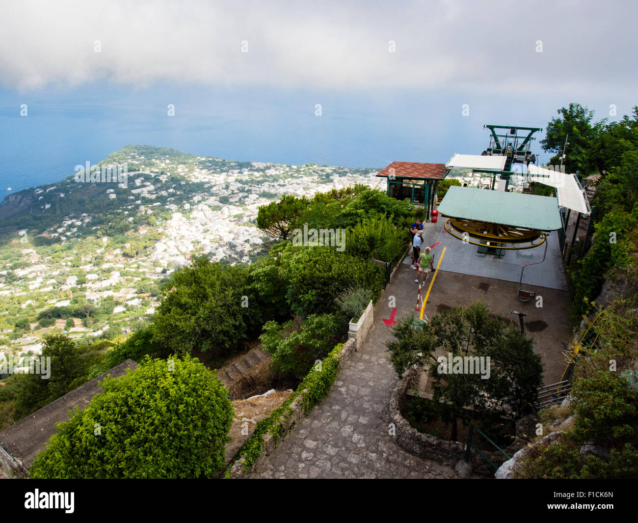 Vista dalla stazione della seggiovia alla sommità del Monte Solaro a Capri Italia Foto Stock