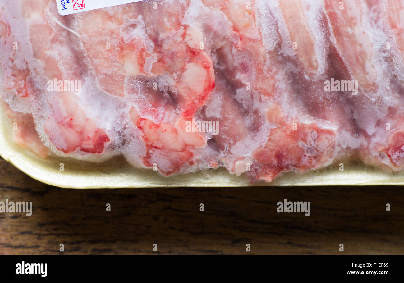 Collo di pollo congelati in negozio vista superiore Foto Stock