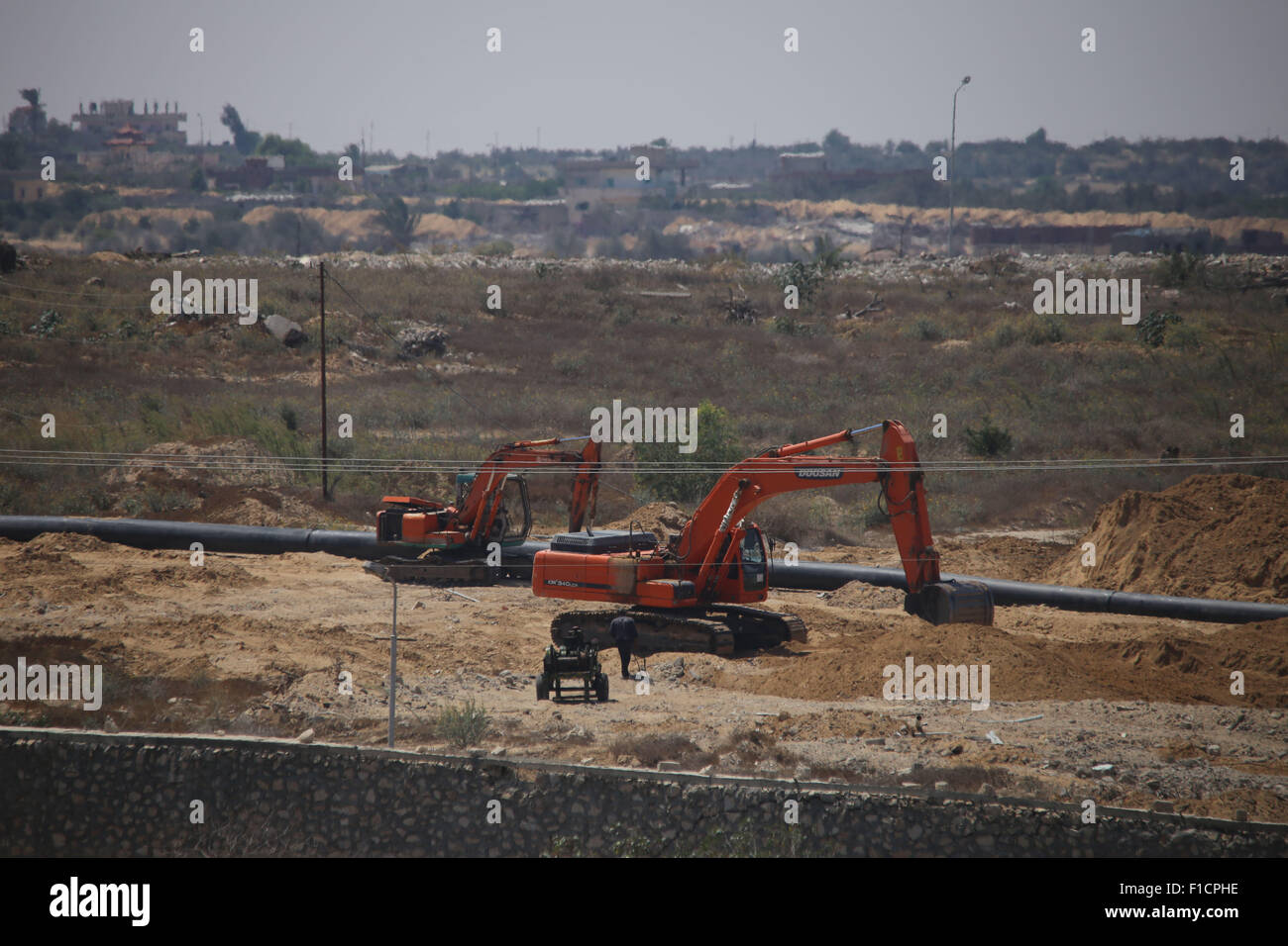 La striscia di Gaza. 1 Sep, 2015. Bulldozer e scavatori lavorano sul lato egiziano lungo il confine con la striscia di Gaza, sul Sett. 1, 2015. Militare egiziano bulldozer sono state scavando attraverso la sabbia lungo il confine in questi ultimi giorni, premendo Avanti con quello che sembra essere una rinnovata campagna di pressione del Gaza Hamas righelli e timbro fuori attività militante lungo il confine. © Khaled Omar/Xinhua/Alamy Live News Foto Stock