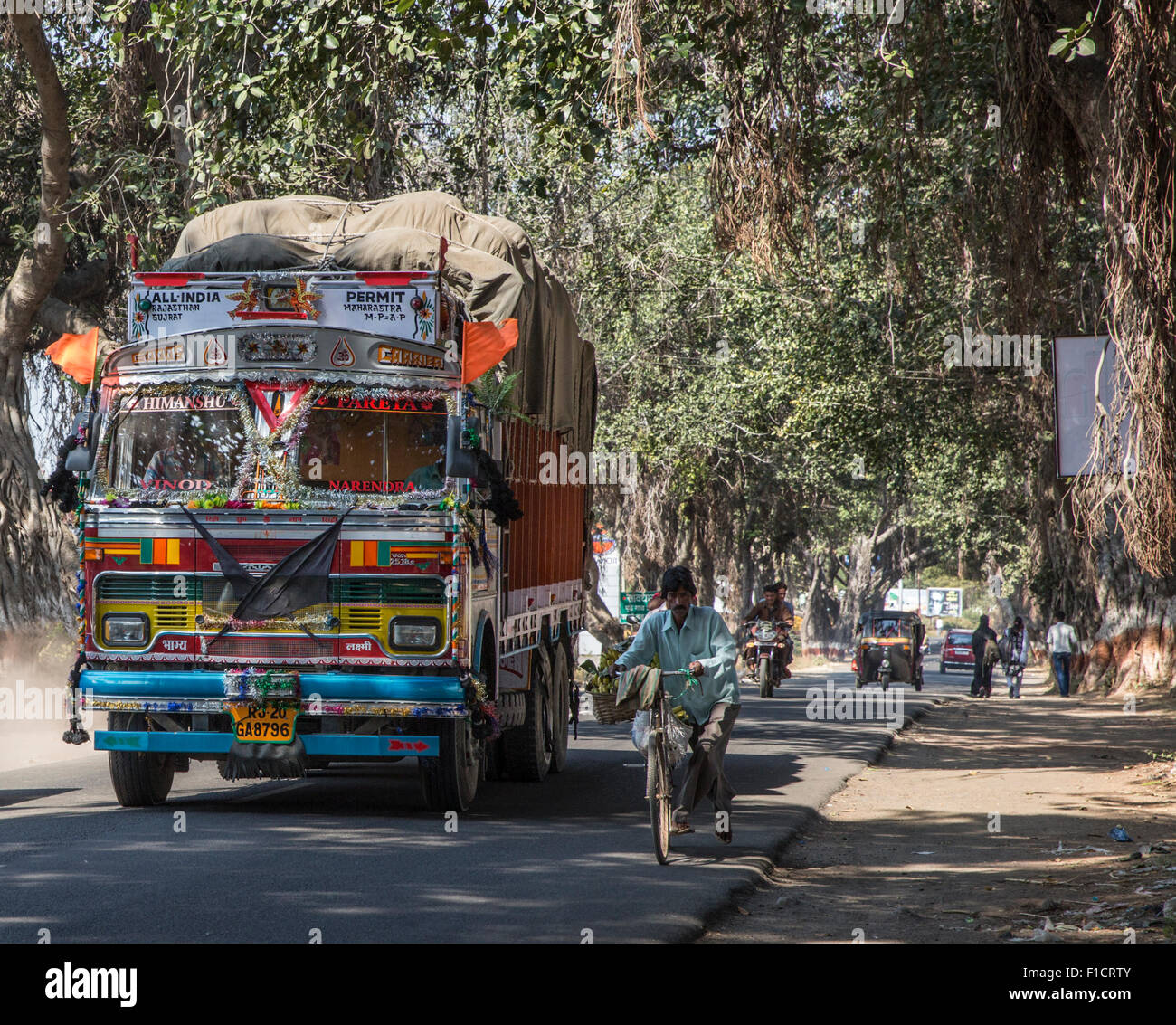 Long Haul carrello con tipiche decorazioni pacchiane agita la polvere sulla strada principale da Grotte di Ellora a Aurangabad, Maharashtra Foto Stock