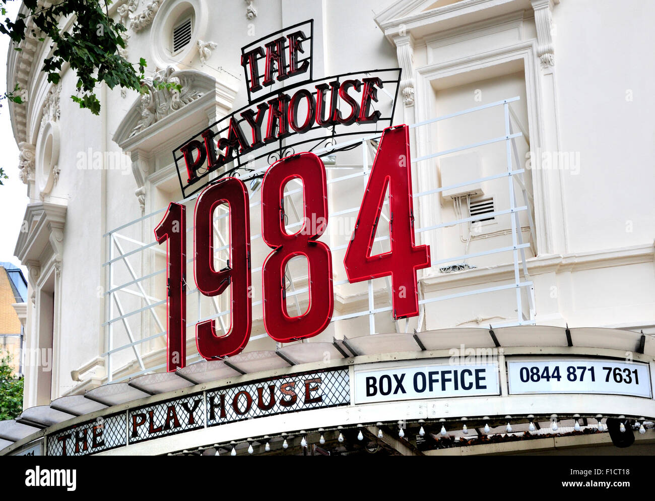 Londra, Inghilterra, Regno Unito. George Orwell's 1984 presso il Playhouse Theatre, Northumberland Avenue. (Tutti i biglietti £19.84) Agosto 2015 Foto Stock