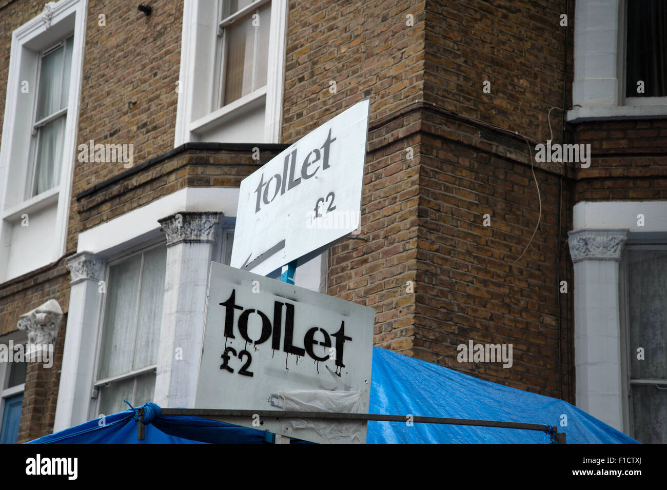 Carnevale di Notting Hill 2015 segno per wc al costo di 2 sterline Foto Stock