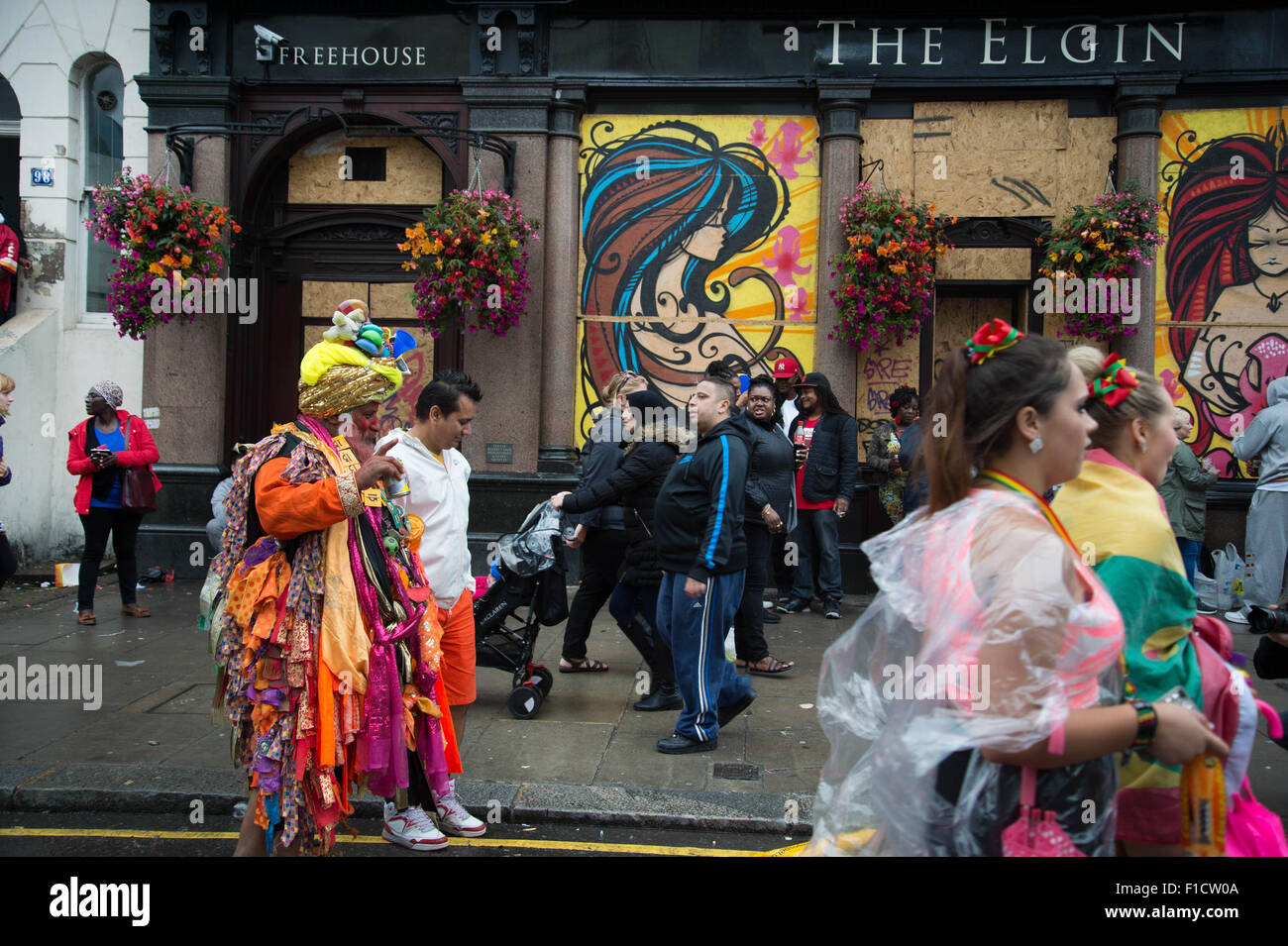 Carnevale di Notting Hill 2015. Intavolato Elgin pub con bypassers Foto Stock