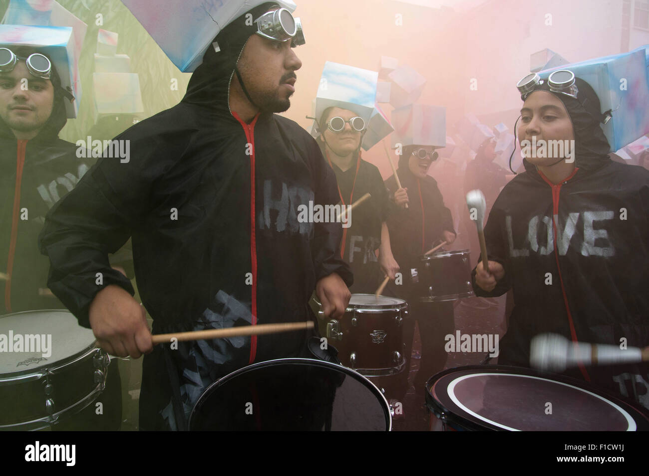 Carnevale di Notting Hill 2015.I percussionisti dal Notting Hill Comunità chiesa, indossando tute nero Foto Stock