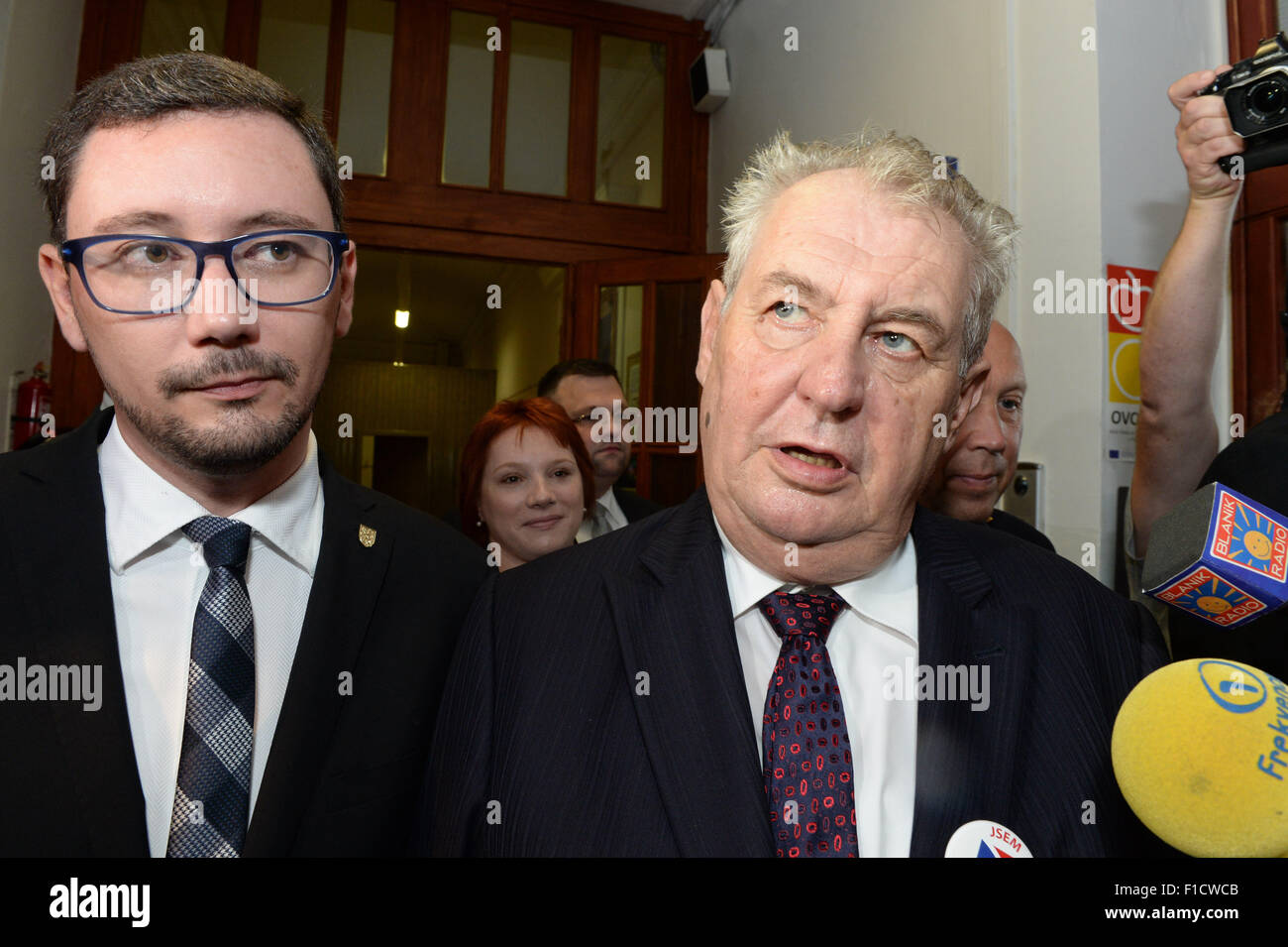 Praga, Repubblica Ceca. 01 Sep, 2015. Il presidente ceco Zeman apre il nuovo anno scolastico presso la scuola elementare di via Dusni, Praga, Repubblica Ceca, martedì 1 settembre 2015. Sulla foto Presidente il portavoce Jiri Ovcacek, sinistro e il Presidente rispondere alle domande dei giornalisti. © Michal Dolezal/CTK foto/Alamy Live News Foto Stock