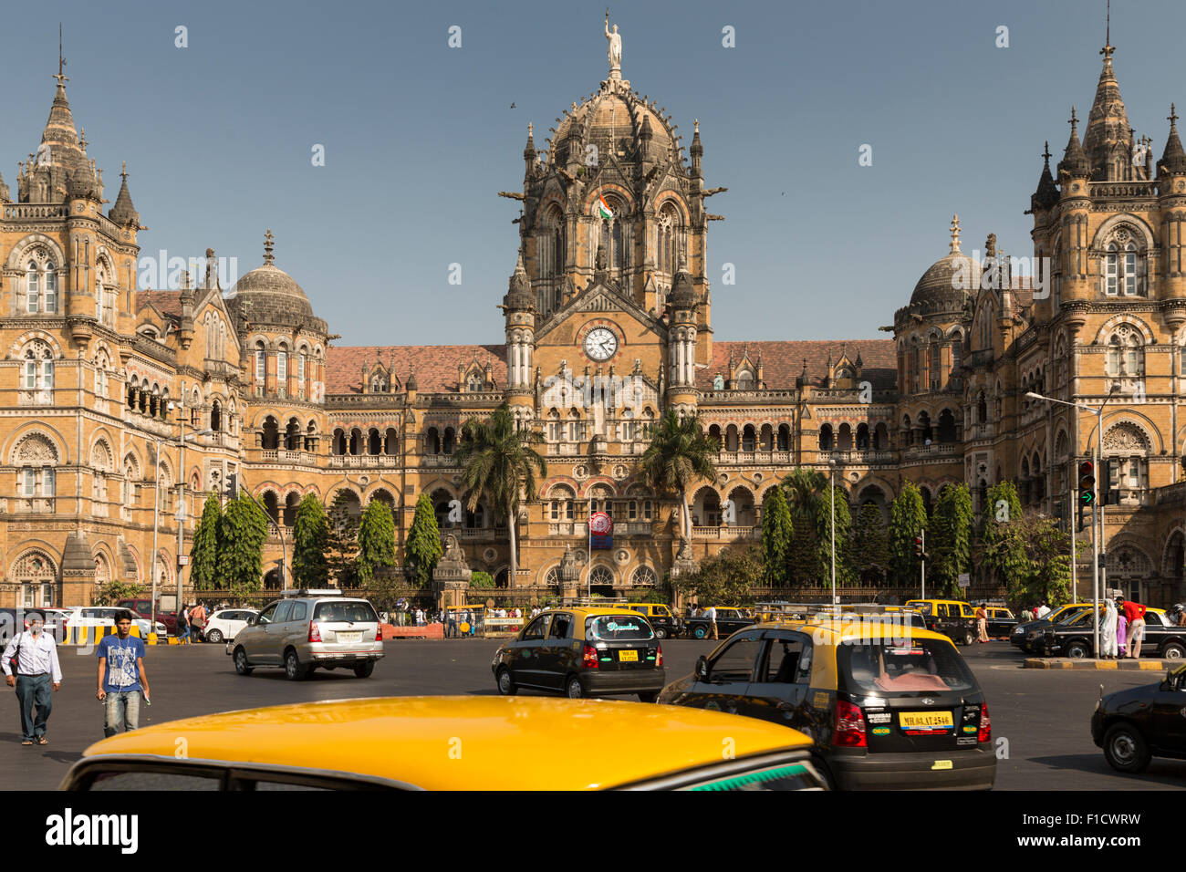 Il traffico nella parte anteriore di Chhatrapati Shivaji (Victoria) stazione la stazione centrale in Mumbai, India Foto Stock