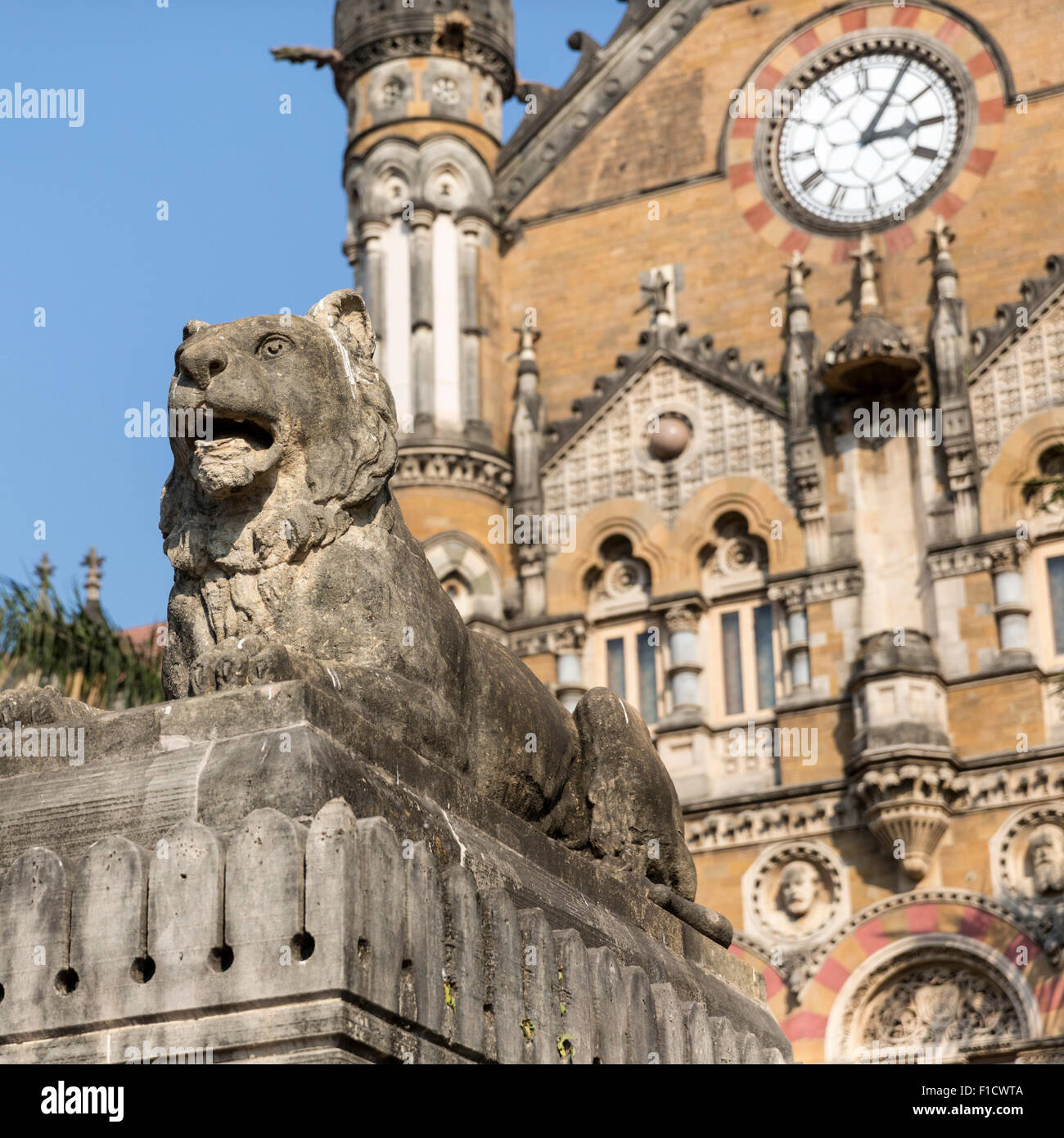 Lion su zoccolo guardie Chhatrapati Shivaji (Victoria) stazione ferroviaria in Mumbai, India Foto Stock