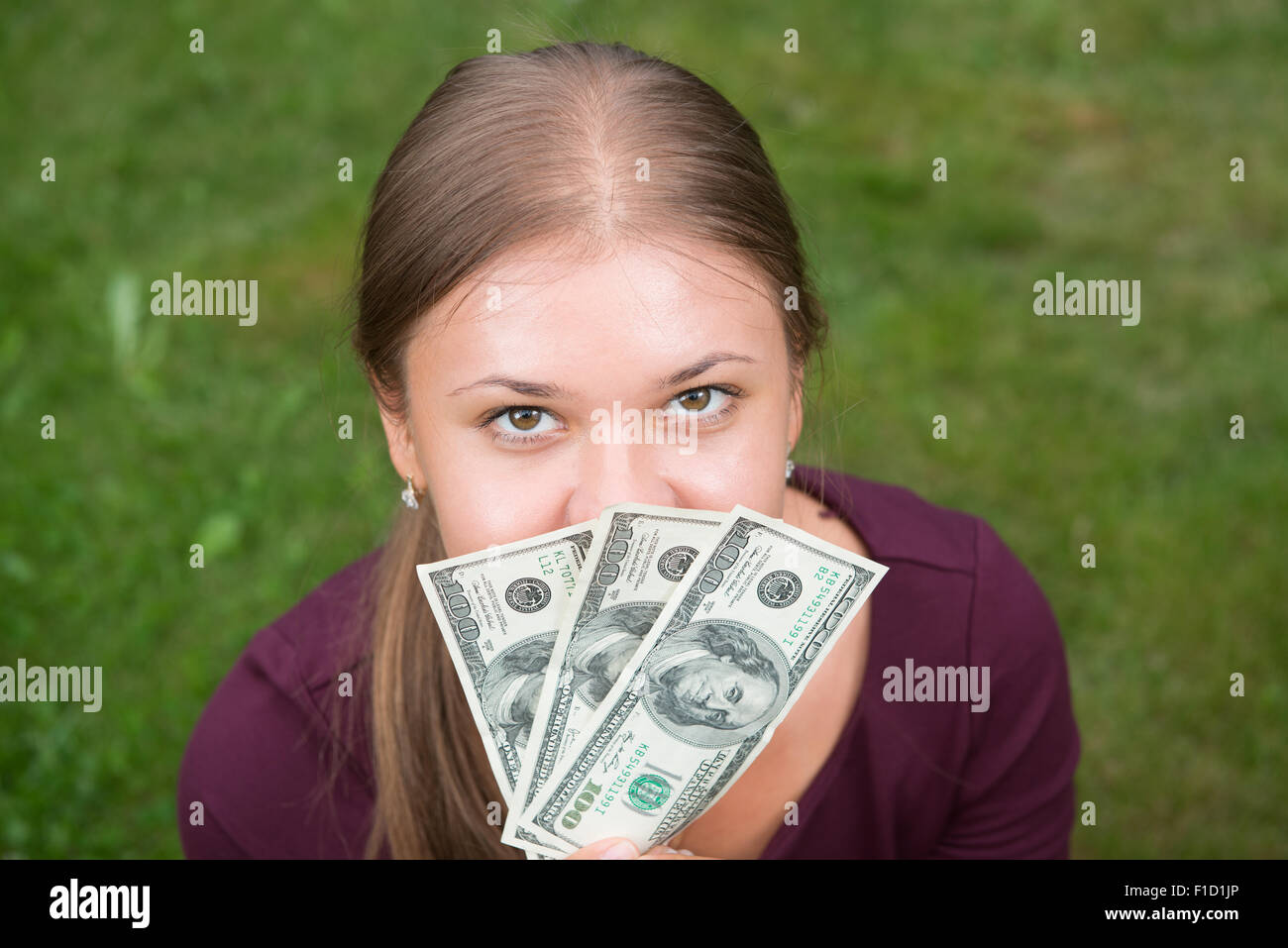 Ritratto di felice successo eccitato donna detenere fondi le fatture del dollaro in mano, ricompensa finanziaria salvataggio Foto Stock