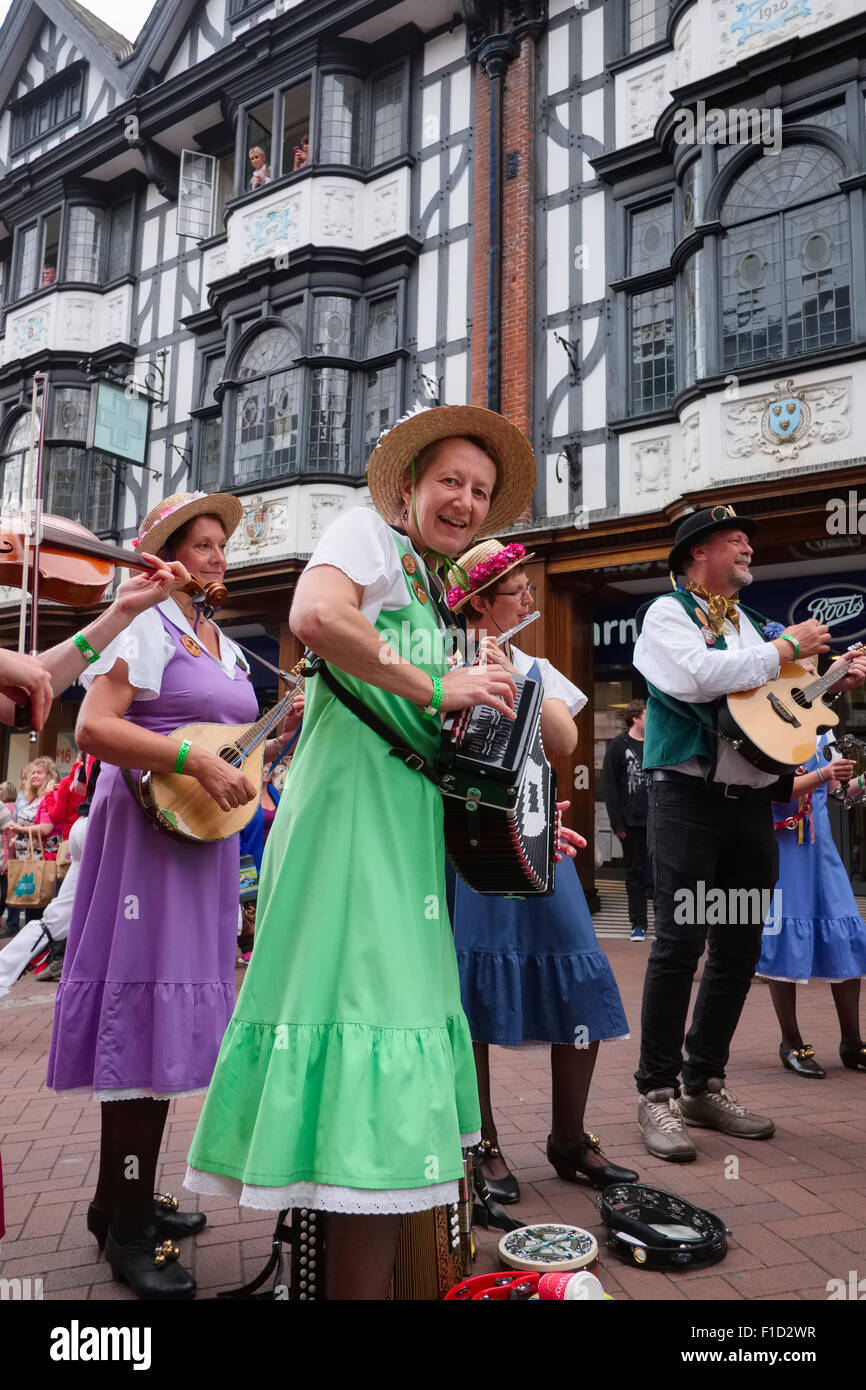 Musicisti provenienti da Shrewsbury Morris eseguire sull orgoglio Hill durante Shrewsbury Folk Festival, Shropshire, Inghilterra. Foto Stock