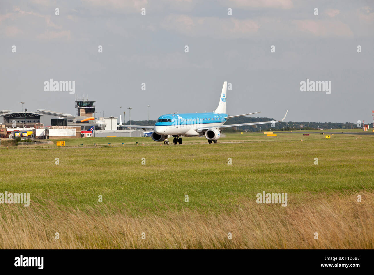 KLM aereo all'aeroporto di Leeds Bradford. - Embraer Foto Stock