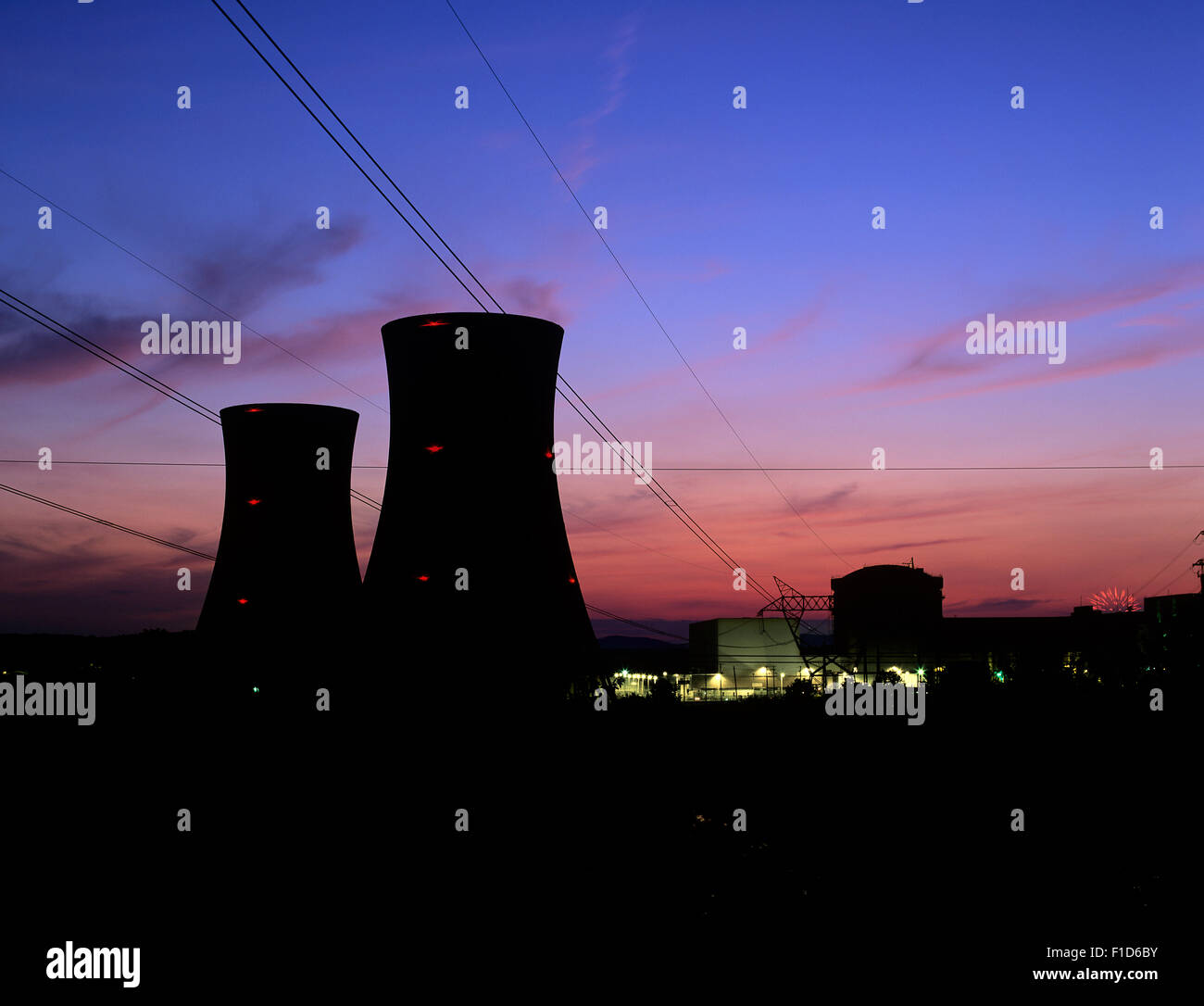 Twilight e le torri di raffreddamento di Three Mile Island nucleare unità 2, chiuso dal 1979 dopo un incendio nel reattore. Foto Stock