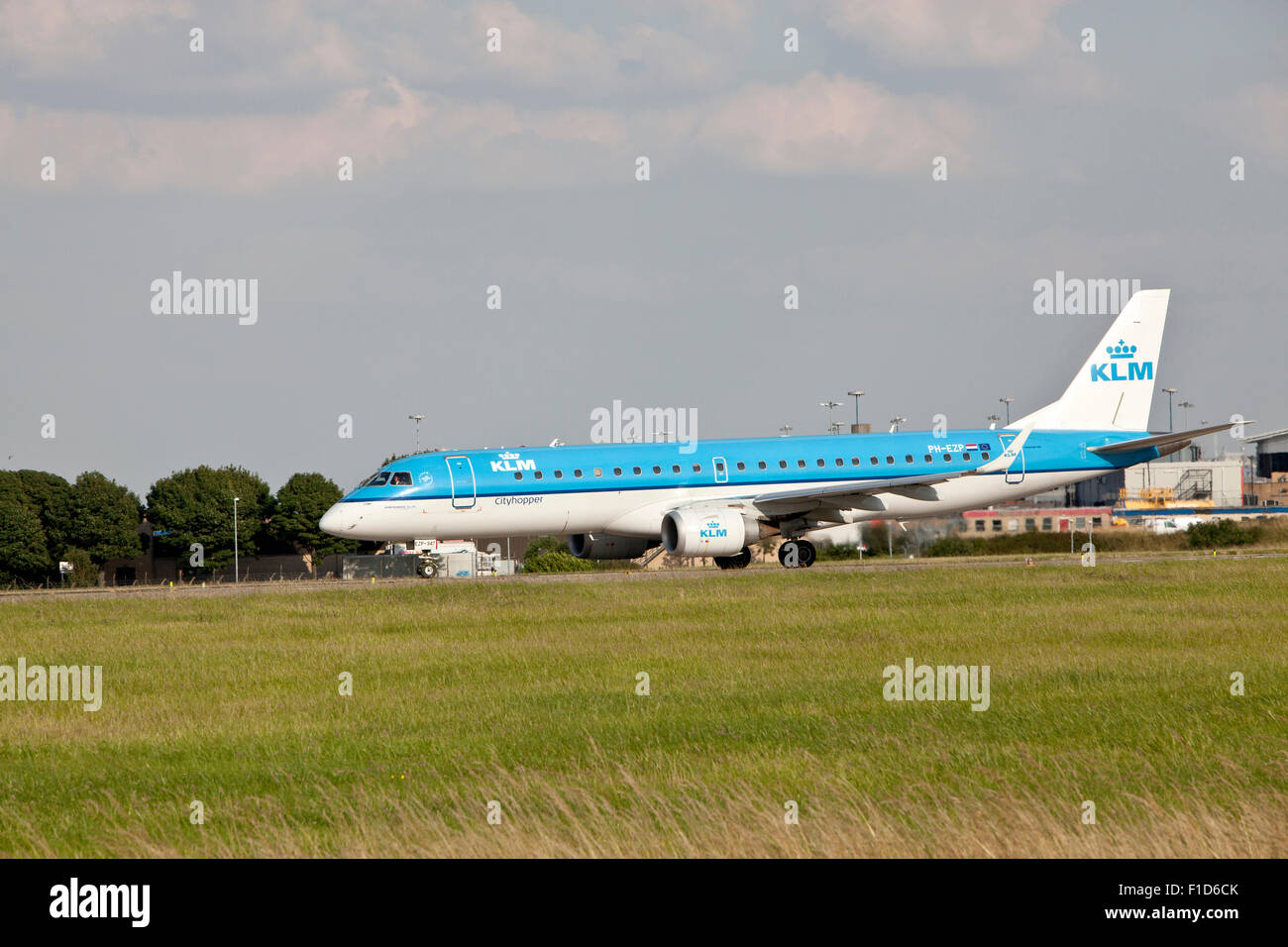 KLM aereo all'aeroporto di Leeds Bradford. - Embraer Foto Stock