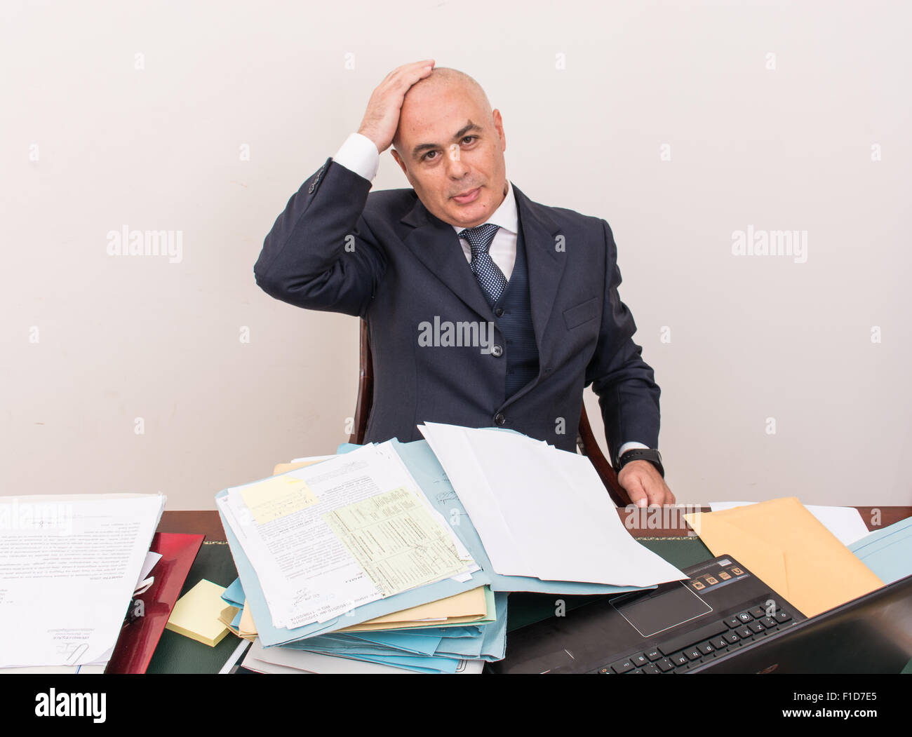 Business Uomo alla scrivania, nel profondo pensiero, staring off nello spazio, si è concentrata sui suoi pensieri. Foto Stock