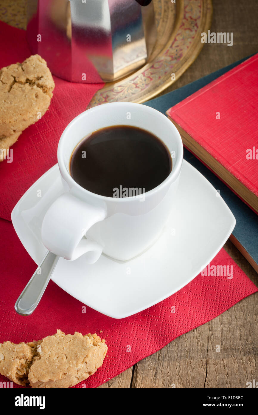 Stile tradizionale moka italiana caffè servito in una pentola moka Foto Stock