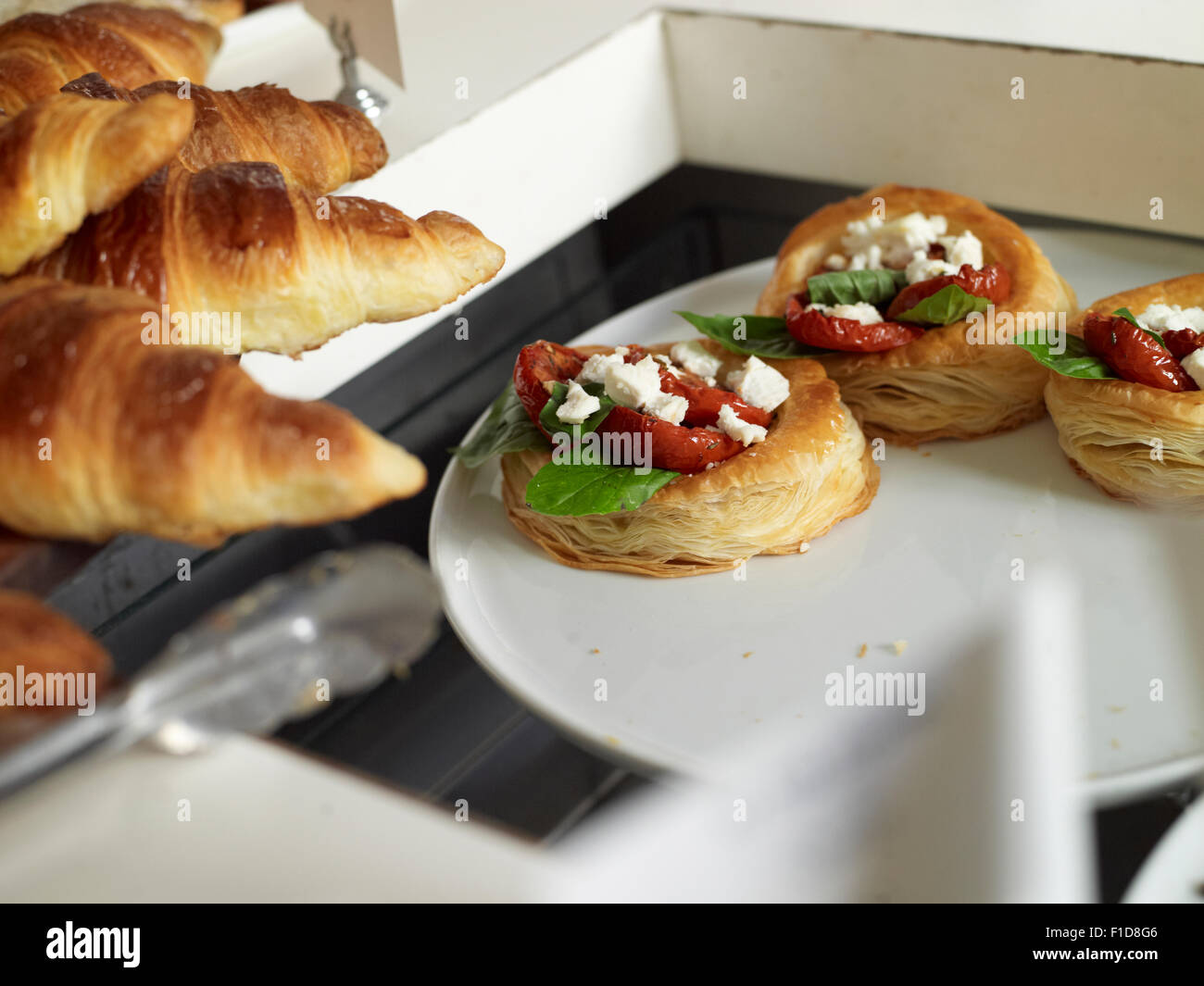 Torta salata con patè di pomodoro e formaggio di capra Foto Stock