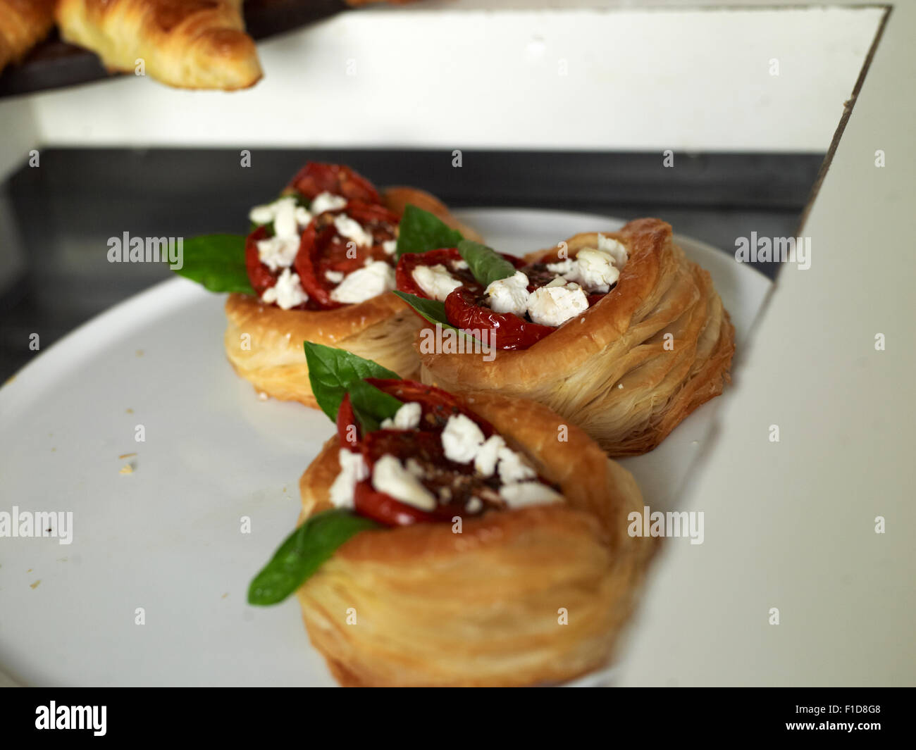 Torta salata con patè di pomodoro e formaggio di capra Foto Stock