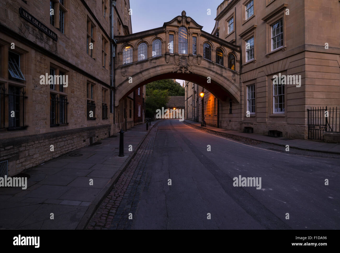 Il ponte dei sospiri di oxford city centre di collegamento tra due edifici universitari insieme Foto Stock