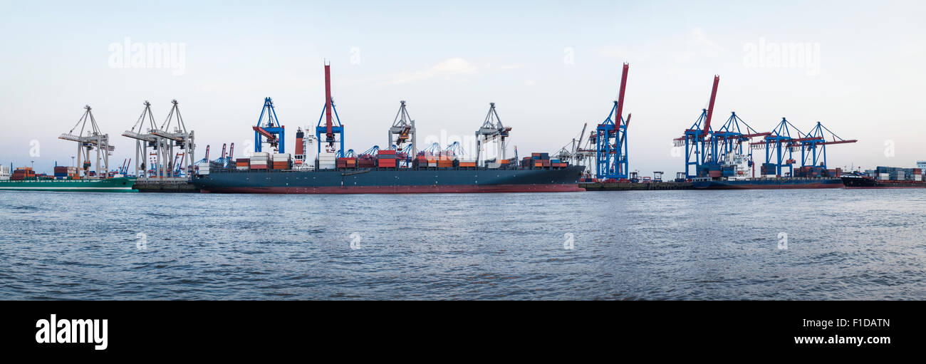 Container nel porto di Amburgo Foto Stock