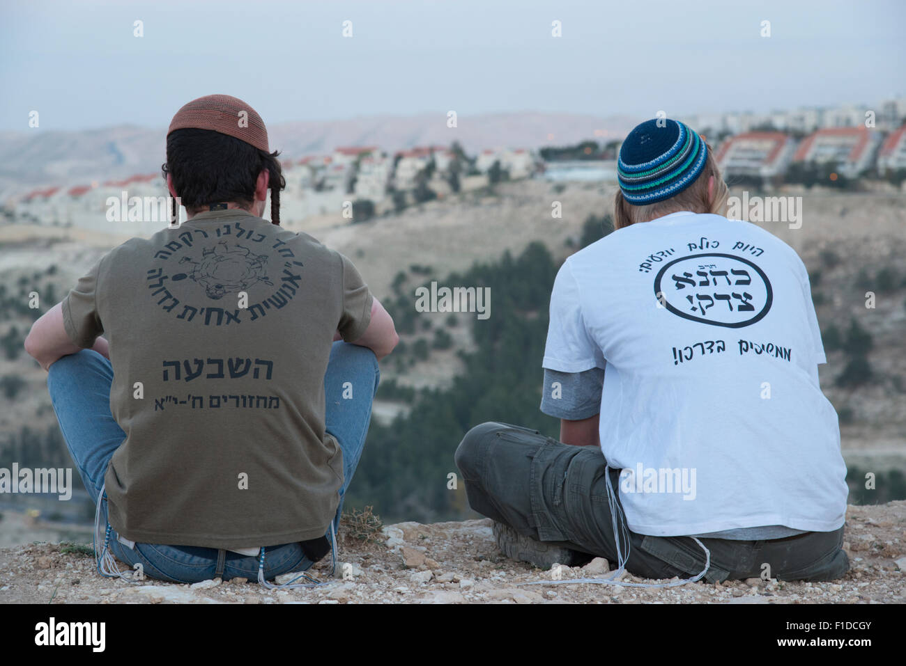 I ragazzi di coloni seduti sulla cima di una collina. Adumim maschio. Gerusalemme. Israele. Foto Stock
