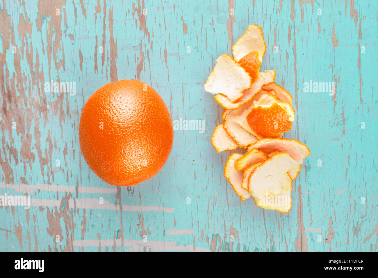 Fresche e mature di arance dolci di frutta tropicale e Peel sul rustico blu Grunge Sfondo legno, vista dall'alto Foto Stock