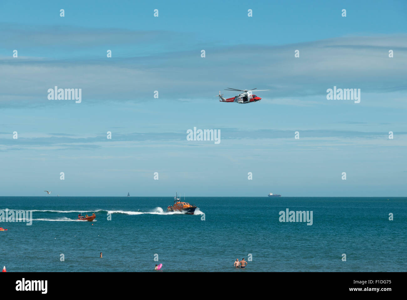 RNLI le imbarcazioni di salvataggio e di elicotteri di eseguire un display a Sandown Isle of Wight REGNO UNITO Foto Stock