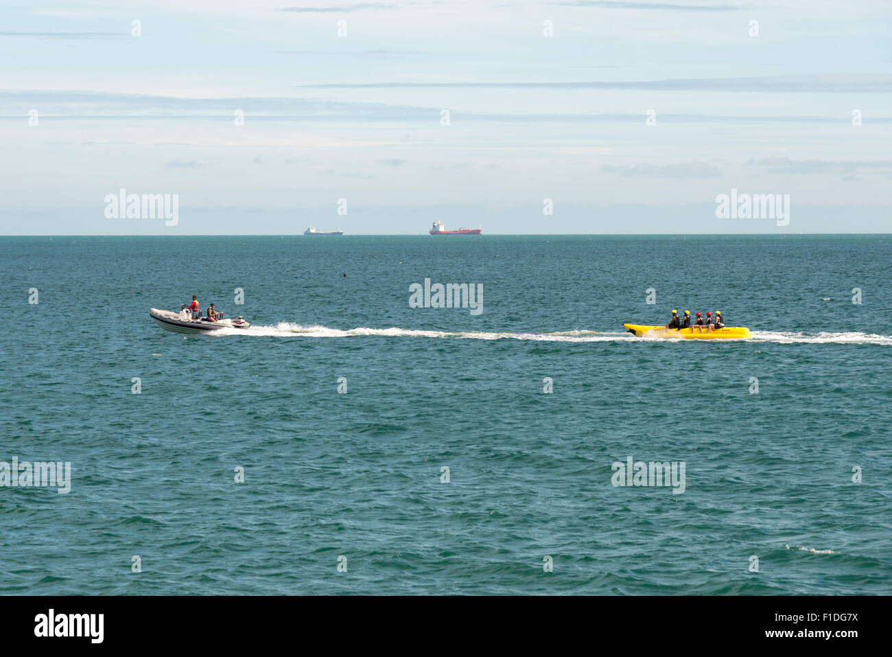 Persone su una banana, viaggio in barca sul mare a Sandown Isle of Wight REGNO UNITO Foto Stock