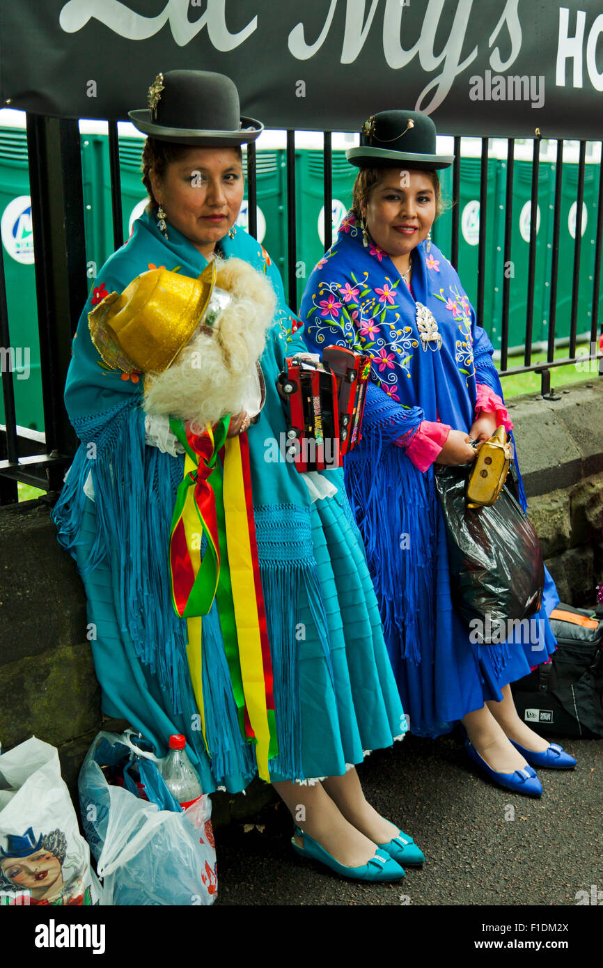 Leeds, West Yorkshire, Regno Unito. Il 31 agosto, 2015. Due donne boliviana in abito tradizionale di attendere per la parata per iniziare, Potternewton Park, Leeds, West Yorkshire UK Credit: Graham Hardy/Alamy Live News Foto Stock