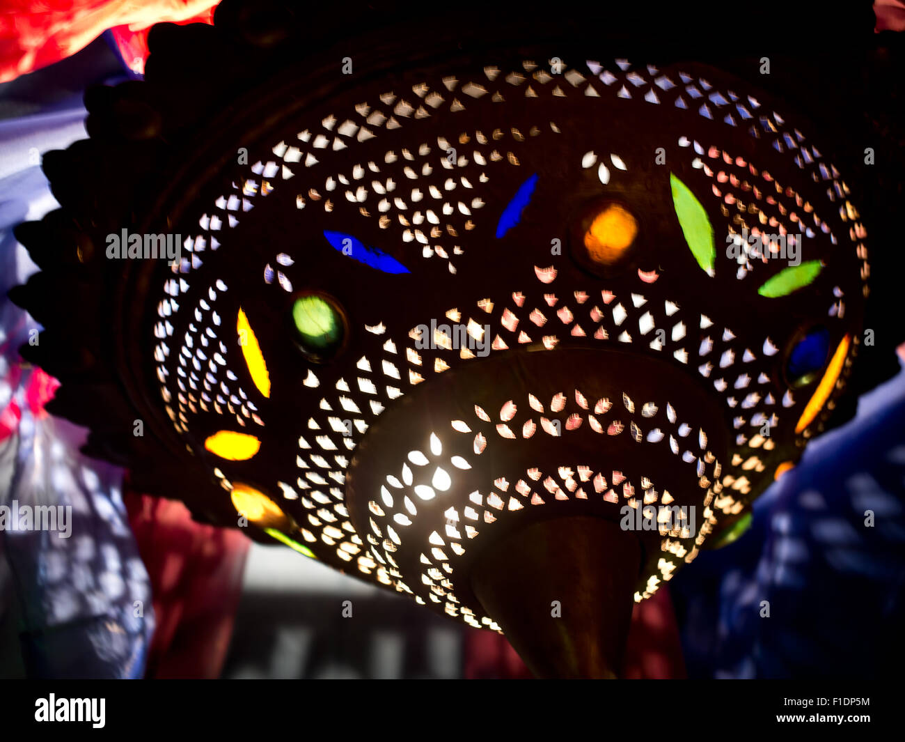 Stile marocchino lanterna con accenni di interno dietro Foto Stock