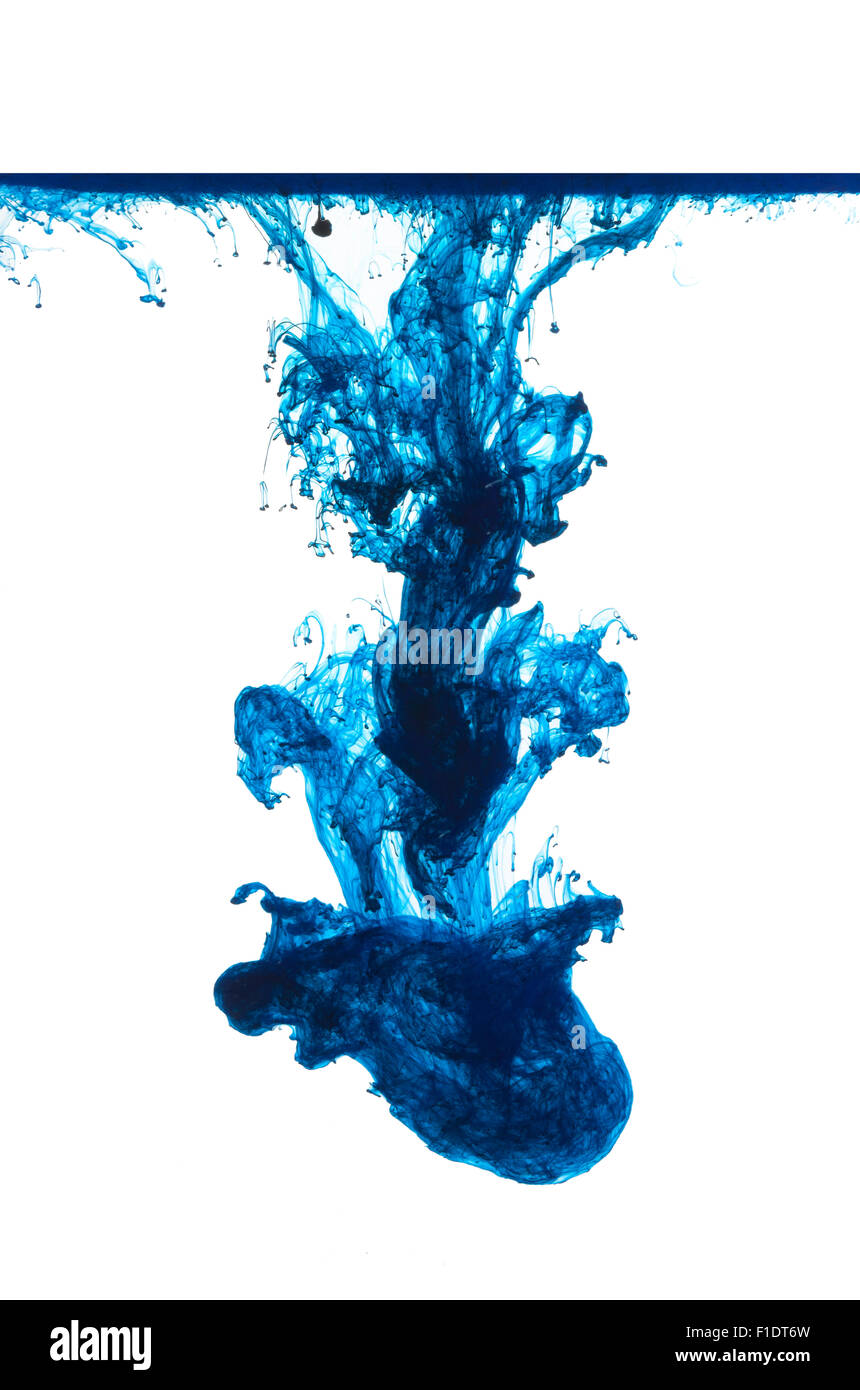 Inchiostro blu isolato in acqua Foto Stock