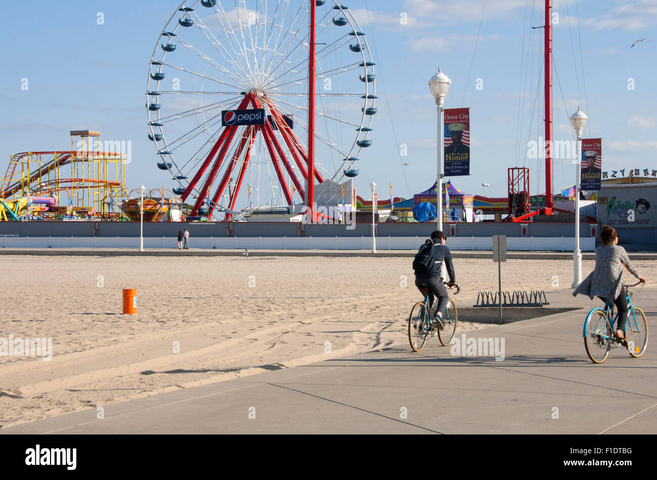 Ocean City, MD - 13 Maggio 2015: due persone sono in sella moto verso il Jolly Roger parco divertimenti in Ocean City, Maryland. Foto Stock