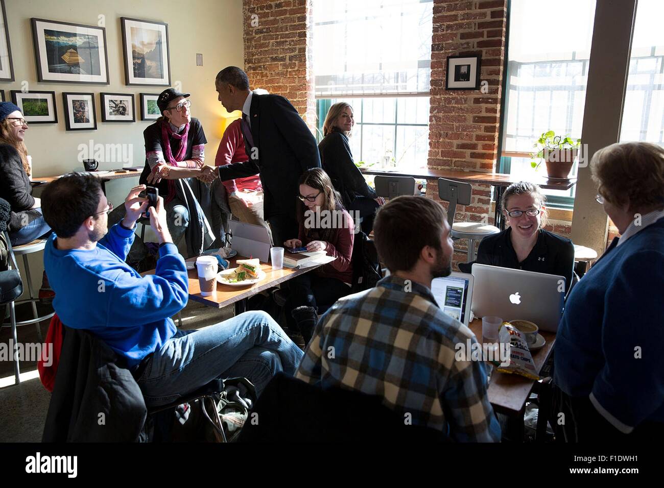 Stati Uniti Il presidente Barack Obama saluta patroni a Charmingtons cafe 15 Gennaio 2015a nord di Baltimora, Maryland. Foto Stock