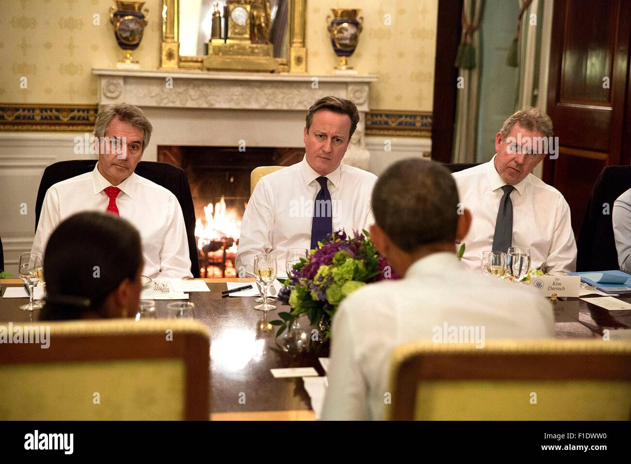 Stati Uniti Il presidente Barack Obama e il Primo Ministro britannico David Cameron si incontrano con le loro delegazioni durante la cena nella sala blu della Casa Bianca di Gennaio 15, 2015 a Washington, DC. Da sinistra, sono National Security Advisor Susan E. Riso, Sir Peter Westmacott, Ambasciatore britannico per gli Stati Uniti e Sir Kim Darroch, consulente per la sicurezza nazionale del Primo Ministro Cameron. Foto Stock