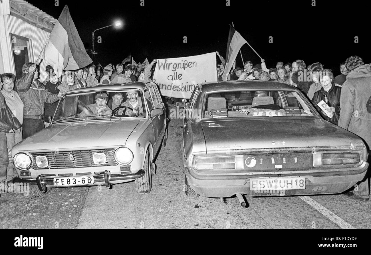 Primo natale dopo l'ex confine tedesco-tedesco è venuto giù, 1989. Ovest visita tedesco Germania Est, saluti alla frontiera Foto Stock