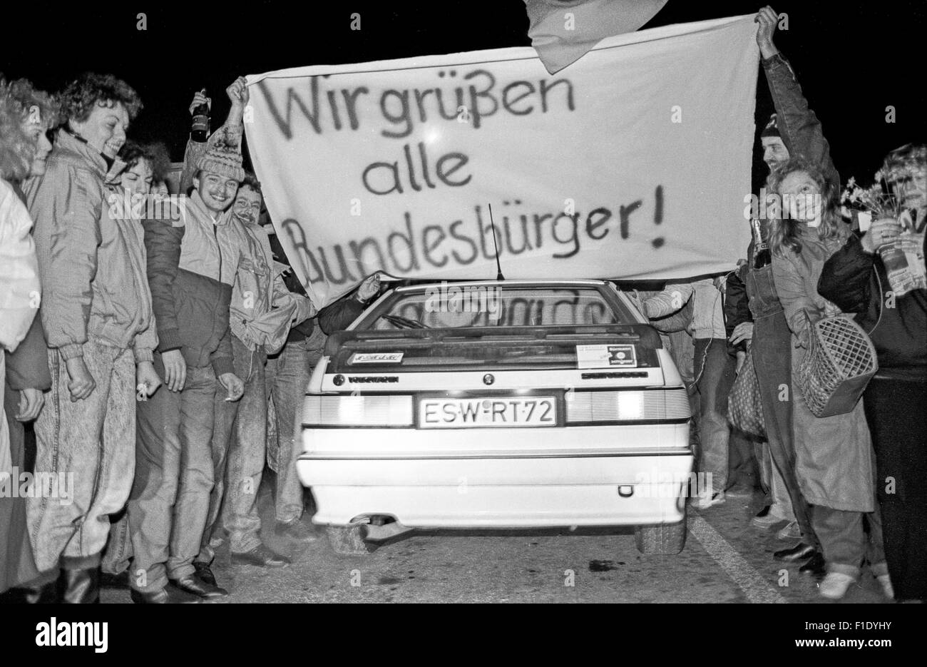 Primo natale dopo l'ex confine tedesco-tedesco è venuto giù, 1989. Ovest visita tedesco Germania Est, saluti alla frontiera Foto Stock
