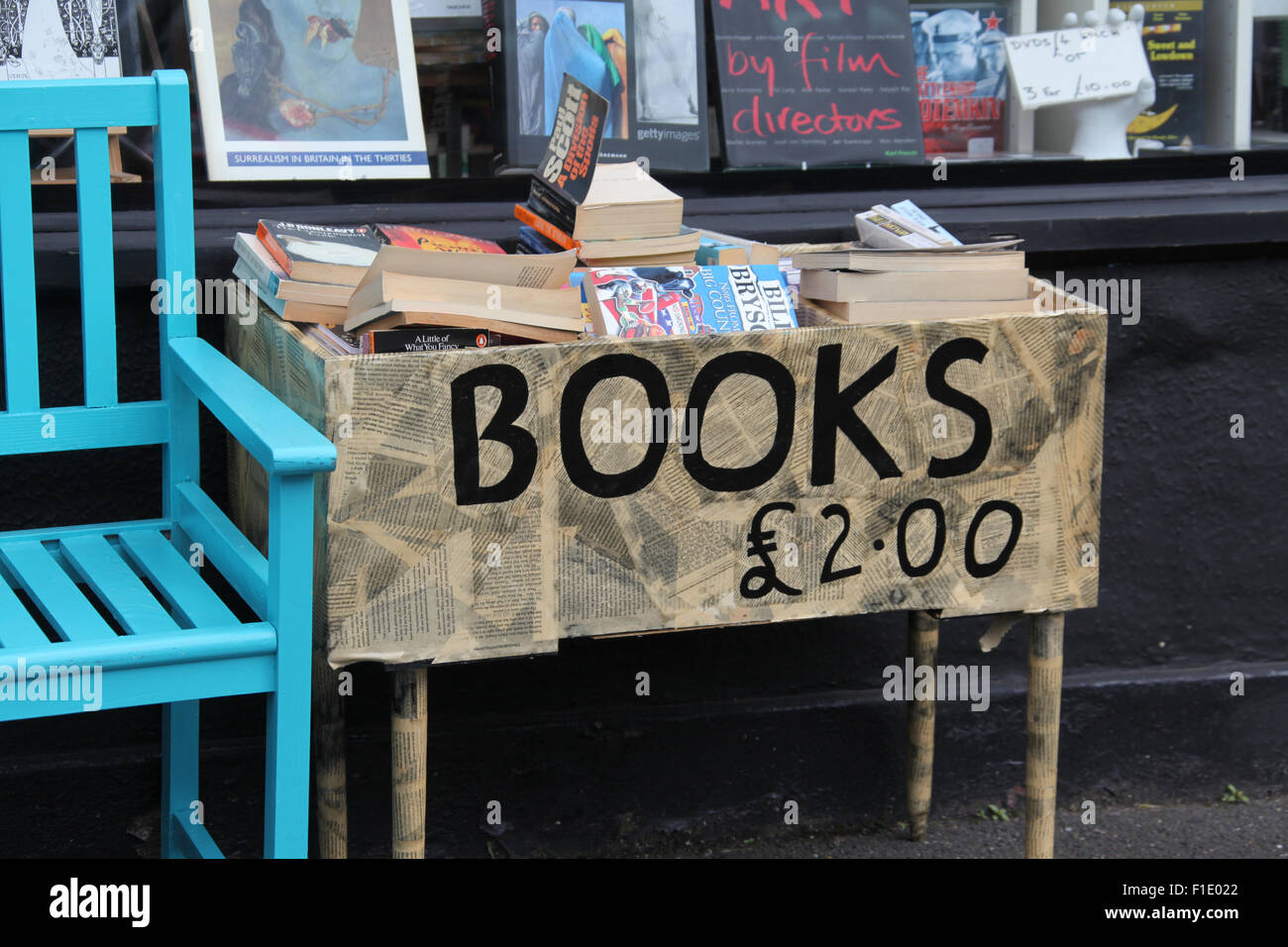 Libri di seconda mano per la vendita al di fuori di un negozio sul Abbeydale Road a Sheffield Foto Stock