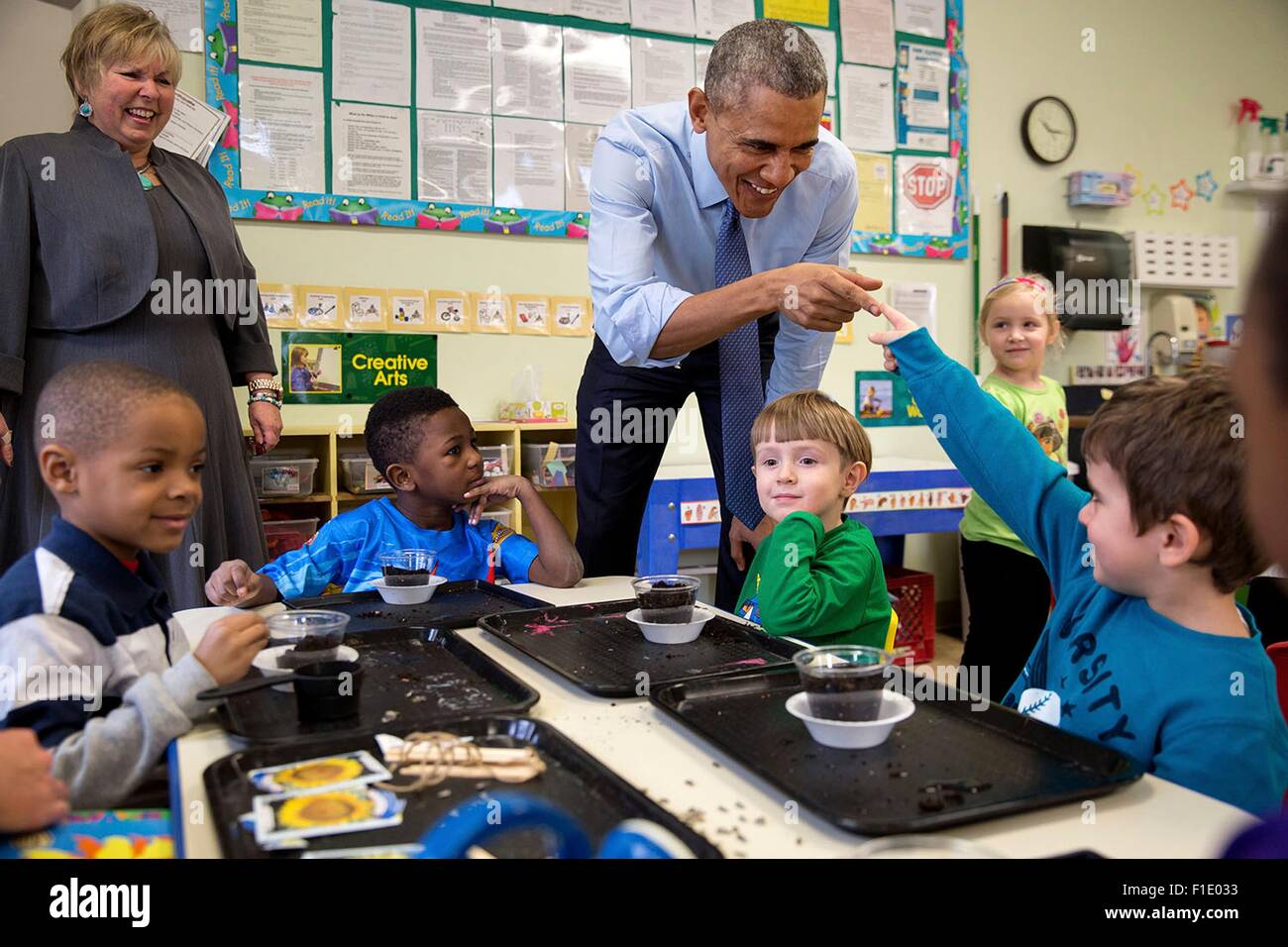 Stati Uniti Il presidente Barack Obama e un giovane studente toccare le dita durante una visita alla comunità Centro per l'infanzia, uno di più antica della nazione testa programma di inizio gennaio 22, 2015 in Lawrence, Kansas. Foto Stock