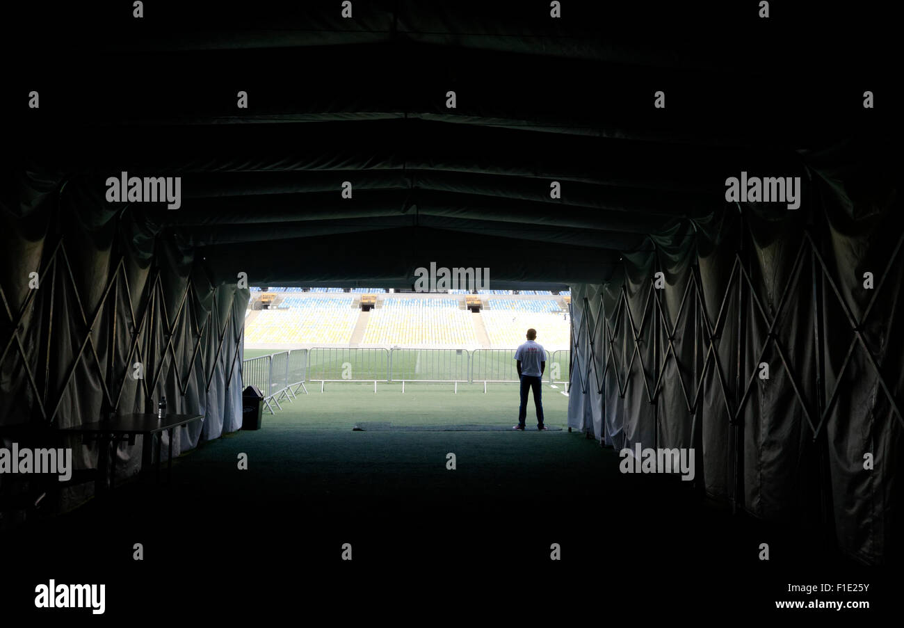 Uomo in silhouette, visualizza in basso i giocatori tunnel al Maracana Stadium, Rio de Janeiro, Brasile Foto Stock